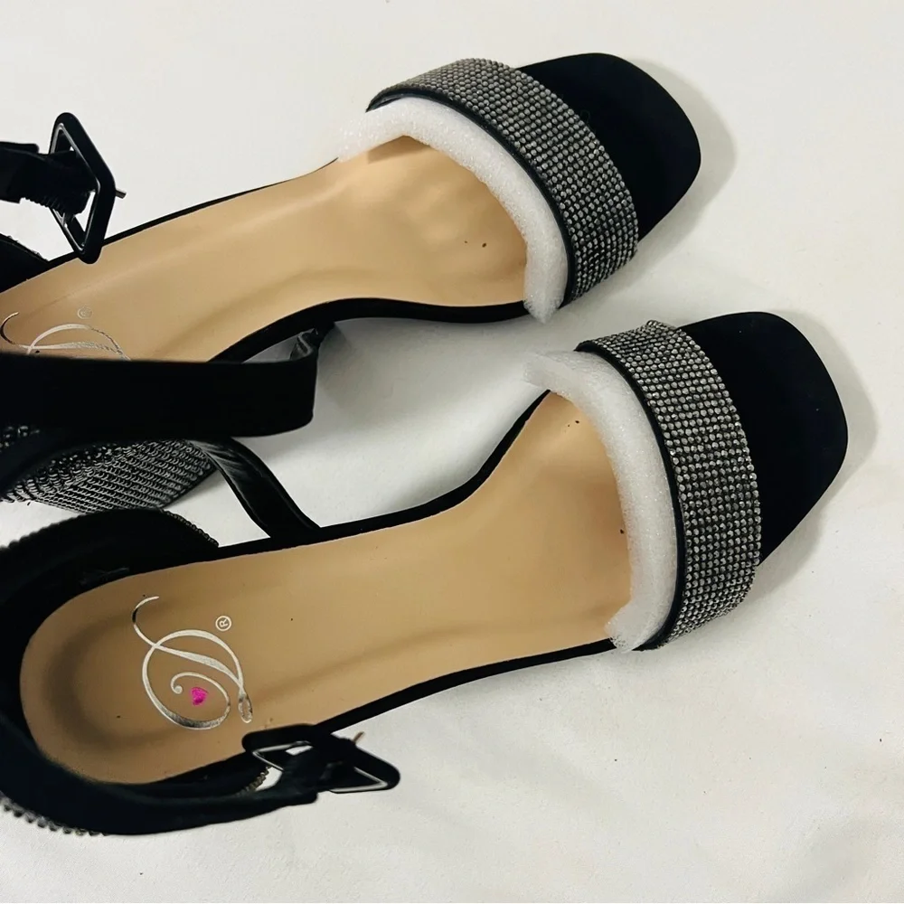 Delicious chic black